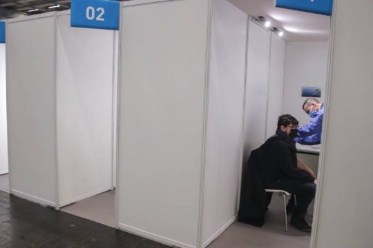 Εκατοντάδες βουλευτές και ευρωβουλευτές καλούν σε άρση της πατέντας εμβολίων