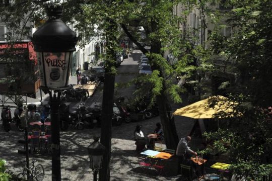 Οι Γάλλοι επιστρέφουν στα «τραπεζάκια έξω»