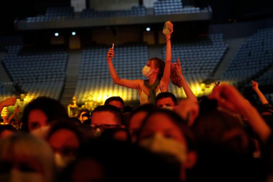 Μουσική και χαμόγελα πίσω από τις μάσκες στην πρώτη μεγάλη συναυλία στο Παρίσι