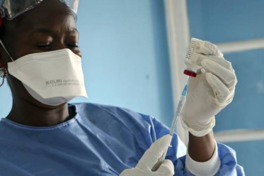 Χαιρετίζει την πρόταση Μπάιντεν ο οργανισμός για τη δίκαιη μοιρασιά των εμβολίων