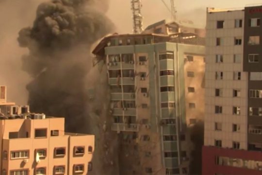 Al Jazeera: «Έγκλημα πολέμου» ο βομβαρδισμός των γραφείων στη Γάζα