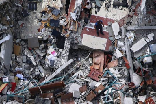 Ανασύρουν πτώματα από τα ερείπια στη Γάζα – Νέες ταραχές στην Ιερουσαλήμ