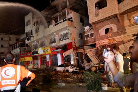Το Ισραήλ σφυροκοπά υποδομές στη Γάζα – Με ρουκέτες απαντούν οι Παλαιστίνιοι