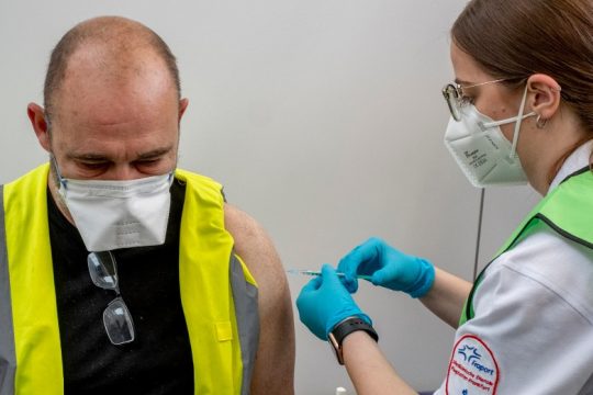 «Απελευθέρωση» για εμβολιασμένους και πρώην ασθενείς Covid στη Γερμανία 