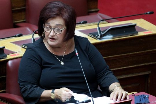 Η Γιαννάκου αποδομεί το κυβερνητικό ν/σ για τη συνεπιμέλεια