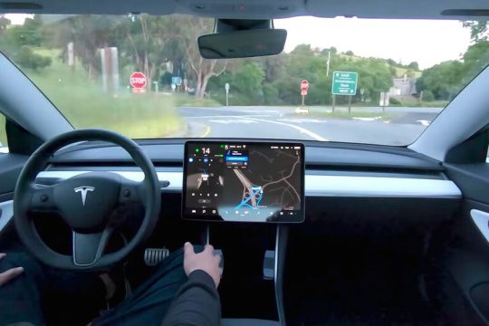 Τεχνολογικοί μπελάδες για την Tesla