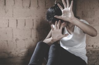 Ερευνες για δύο επιθέσεις σε γυναίκες