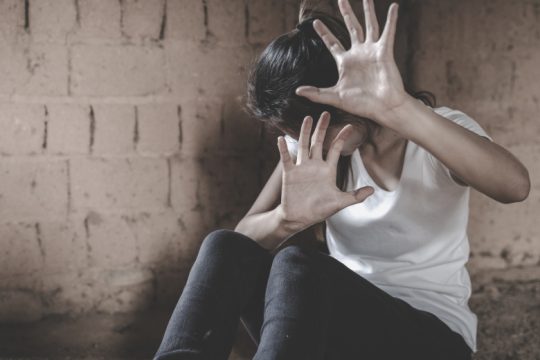 Ερευνες για δύο επιθέσεις σε γυναίκες