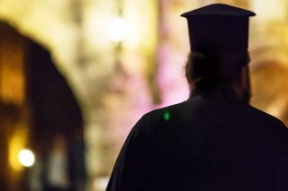 Αρνητής ιερέας στο στόχαστρο των κατοίκων των Καστανεών