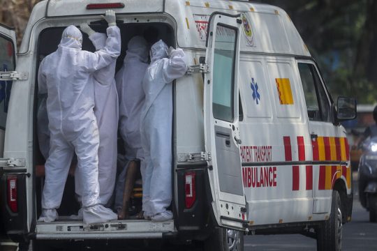 Τι προτείνει ο Άντονι Φάουτσι για την αναχαίτιση της πανδημίας στην Ινδία