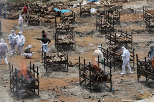 Ξεπέρασαν τους 250.000 οι νεκροί στην Ινδία με νέο θλιβερό ημερήσιο ρεκόρ