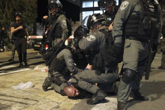 Όργιο αστυνομικής καταστολής με 200 Παλαιστίνιους τραυματίες στην Ιερουσαλήμ