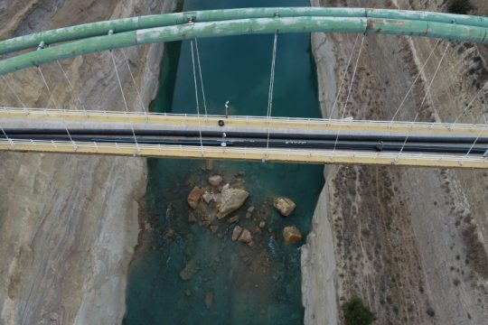 Ισθμός: Η μεγάλη κατολίσθηση πριν την έναρξη της τουριστικής περιόδου [βίντεο]