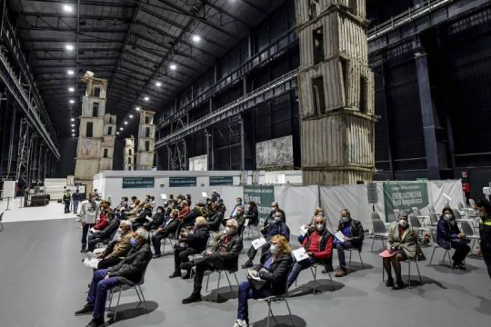 Έρευνα: Η καθυστέρηση της δεύτερης δόσης μπορεί να βοηθήσει στη μείωση των θανάτων