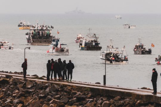 Οι Βρυξέλλες κατηγορούν το Λονδίνο για την ένταση στη Μάγχη, τι απαντά η Βρετανία
