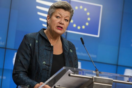 Ίλβα Γιόχανσον: Νόμιμες οδοί για ανθρώπους, έρευνα και διάσωση στη Μεσόγειο