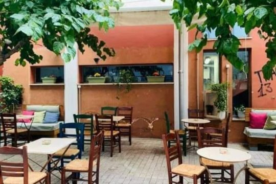 Συγκρατημένα χαμόγελα