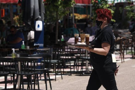 Ηλεκτρονικά ή με ραντεβού οι αιτήσεις επιχειρήσεων για τραπεζοκαθίσματα στον Δ. Πειραιά