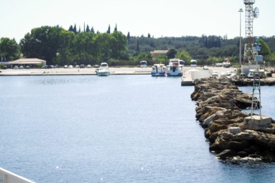 Θαλάσσια ρύπανση μέσα στο λιμάνι της Κέρκυρας
