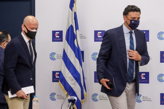 Σκορπούν υποσχέσεις αλλά και αντιφατικά μηνύματα