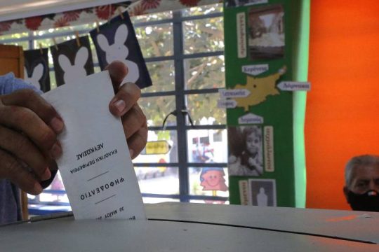Έκλεισαν οι κάλπες στην Κύπρο – Tι δείχνουν τα exit poll