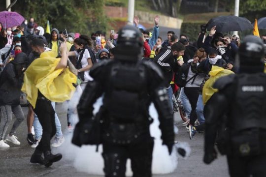 Με αίμα βάφτηκαν οι διαδηλωτές στην Κολομβία – Αποσύρεται το φορολογικό νομοσχέδιο