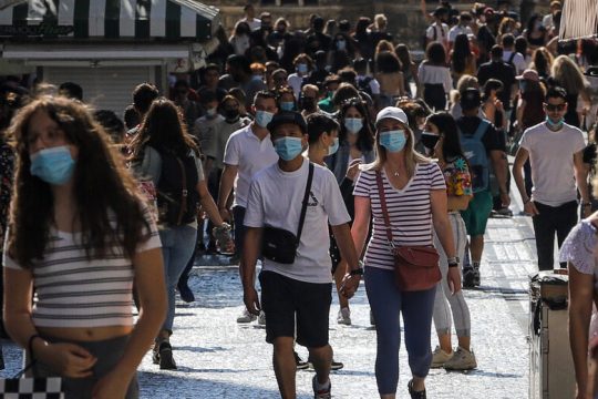 Ανησυχία για τη χαλάρωση απέναντι στην πανδημία