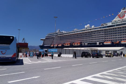 Προσγειώθηκαν και… σαλπάρουν οι πρώτοι τουρίστες στην Κρήτη