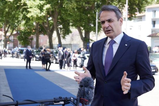 Επενδύει στο πιστοποιητικό, τώρα στηρίζει την άρση της πατέντας