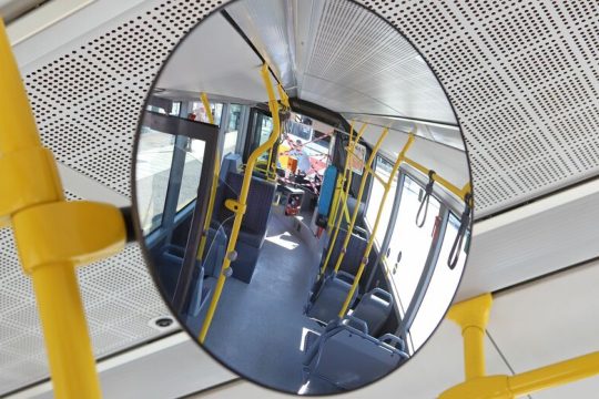 Έρευνα για τη ρατσιστική επίθεση σε λεωφορείο υπόσχεται η ΟΣΥ