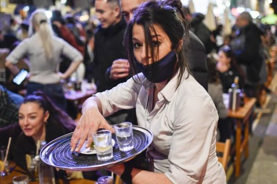 Ρεκόρ θανάτων που συνδέονται με το αλκοόλ σε Αγγλία και Ουαλία μέσα στο lockdown