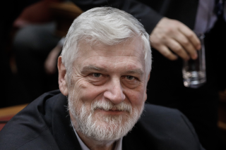 Κι επειδή δέρνει τη γυναίκα του, τι έγινε;