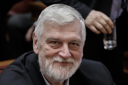 Κι επειδή δέρνει τη γυναίκα του, τι έγινε;