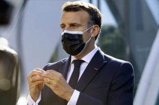Βολές κατά Μακρόν από στρατιωτικούς με… άρωμα πραξικοπήματος