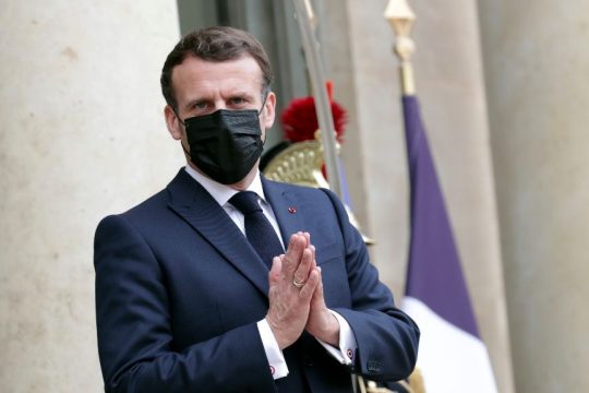 Μακρόν: «Ναι» στην πρόταση Μπάιντεν, αλλά προτεραιότητα η δωρεά εμβολίων στους φτωχούς