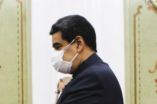 Άρση κυρώσεων για την επανέναρξη διαλόγου ζητά ο Μαδούρο