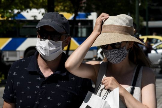 Απαραίτητο αξεσουάρ η μάσκα τουλάχιστον έως τα τέλη Ιουλίου
