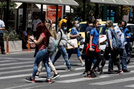 «Το No1 καθήκον της κυβέρνησης είναι να πέσουν τα κρούσματα»
