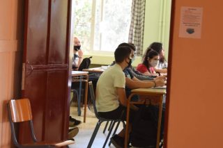 Αύξηση κρουσμάτων, απουσίες και καραντίνα