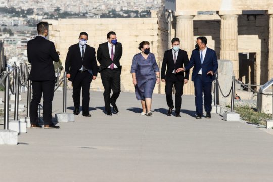 «Μισόλογα» από τη Μενδώνη για πασαρέλα στην Ακρόπολη