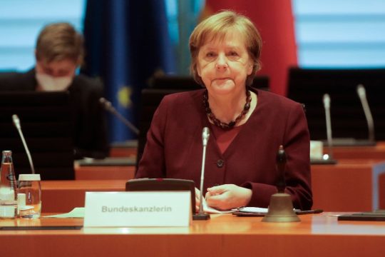Μέρκελ: Αναγκαία η κοινή ανάληψη χρέους στην πανδημία, αλλά όχι στην κρίση του ευρώ