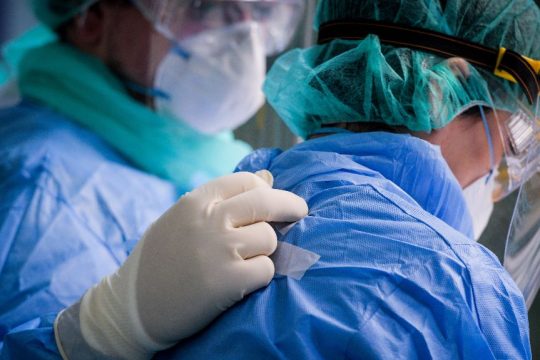 Κρήτη: Μικρή αύξηση στις νοσηλείες – 24 οι διασωληνωμένοι