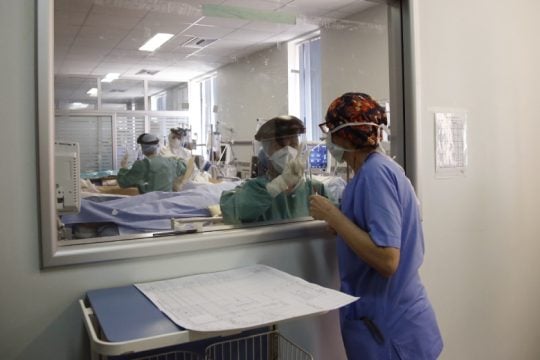Μικρή υποχώρηση διασωληνώσεων, άλλοι 54 θάνατοι