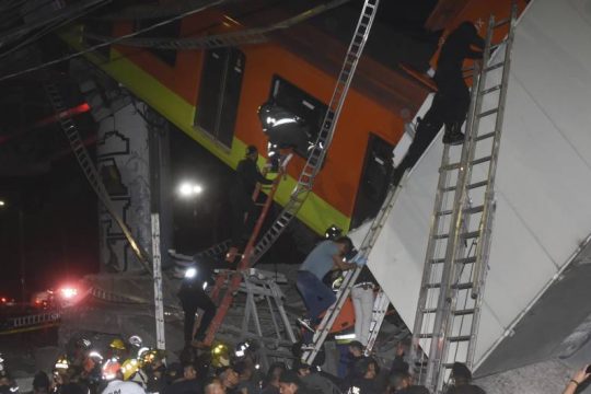 Πολύνεκρη τραγωδία από κατάρρευση γέφυρας του μετρό στο Μεξικό