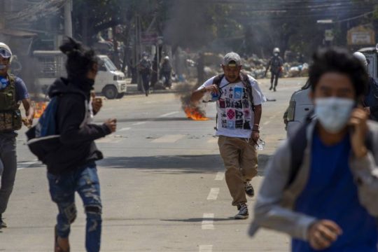 Μιανμάρ: 800 οι νεκροί διαδηλωτές, κυρώσεις από ΗΠΑ, Καναδά και Βρετανία
