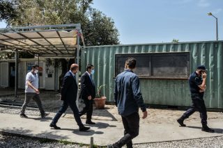 Η επικοινωνιακή φιέστα Μηταράκη στη Χίο πνίγηκε στις διαμαρτυρίες