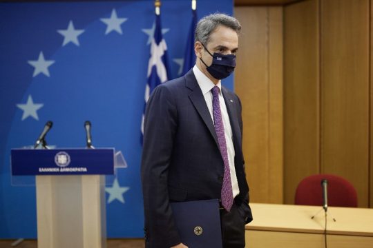Ο Μητσοτάκης διαψεύδει, τα ερωτήματα περί πρακτόρων παραμένουν