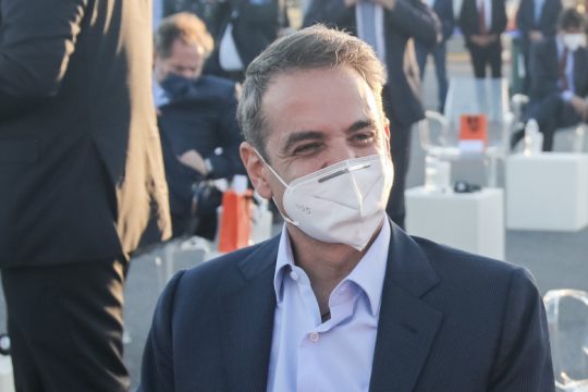 Συνεχίζουν τη λαθροχειρία με τον αριθμό των εμβολιασμένων, ενώ οι ειδικοί ανησυχούν