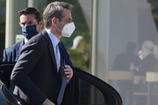 Πρώτα ανάκαμψη και μετά πρόνοιες
