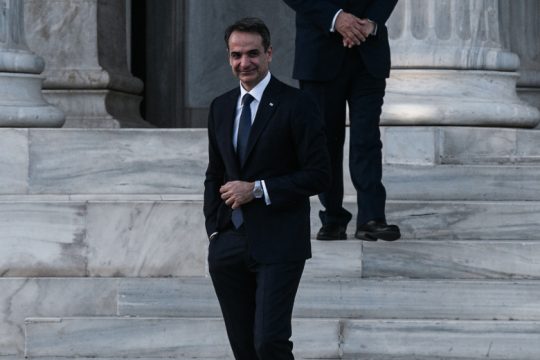 Ο Κυριάκος Μητσοτάκης υπονομεύει μόνος του το θεσμό του πρωθυπουργού
